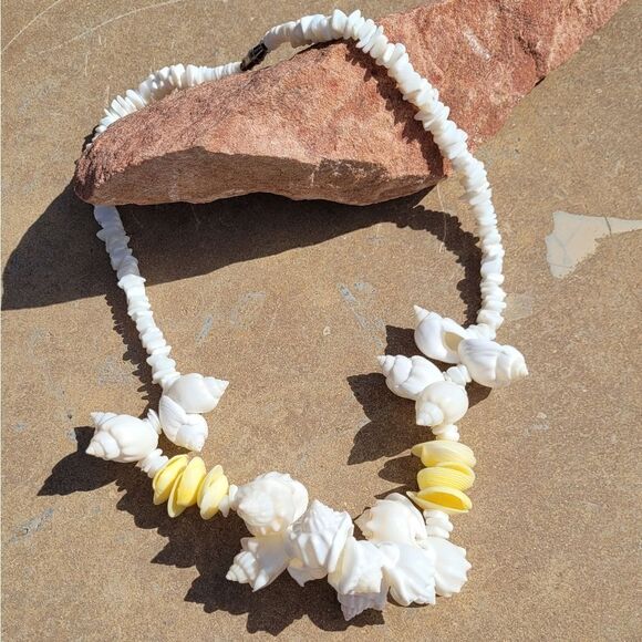 New! Pokynesian Summer Shell Necklace Puka Yellow - Picture 1 of 3